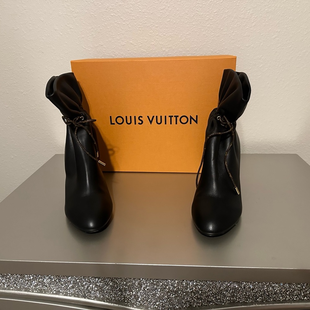 Louis Vuitton SILHOUETTE Black Leather Monogram Drawstring & Heel Ankle Boots - Picture 3 of 3